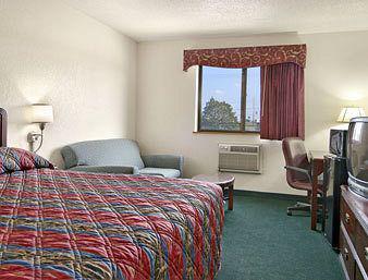 Super 8 By Wyndham Roseville/Detroit Area Room photo