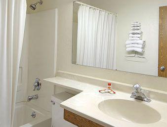 Super 8 By Wyndham Roseville/Detroit Area Room photo
